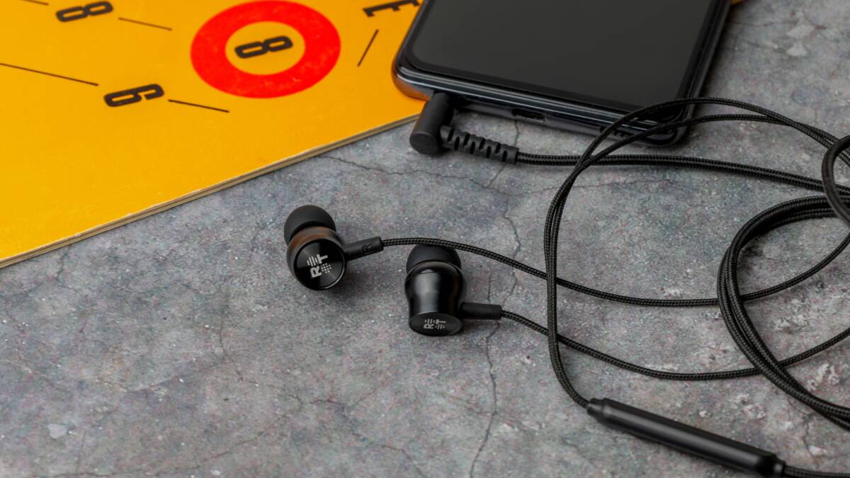 Наушники Комета TB-22C и телефон на столе