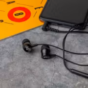 Наушники Комета TB-22C и телефон на столе