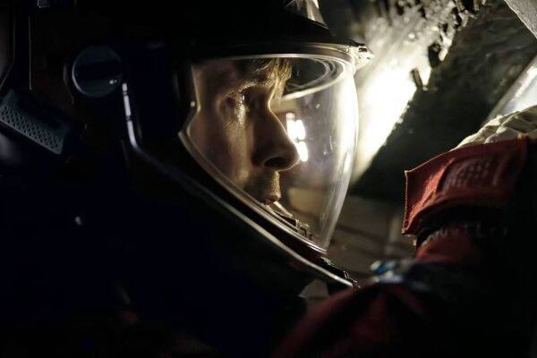 Пилот в шлеме с прозрачным визором «Конец света»