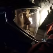 Пилот в шлеме с прозрачным визором «Конец света»