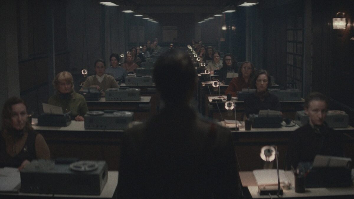 люди на конференции в зале Apple TV+ «Звёздный городок»