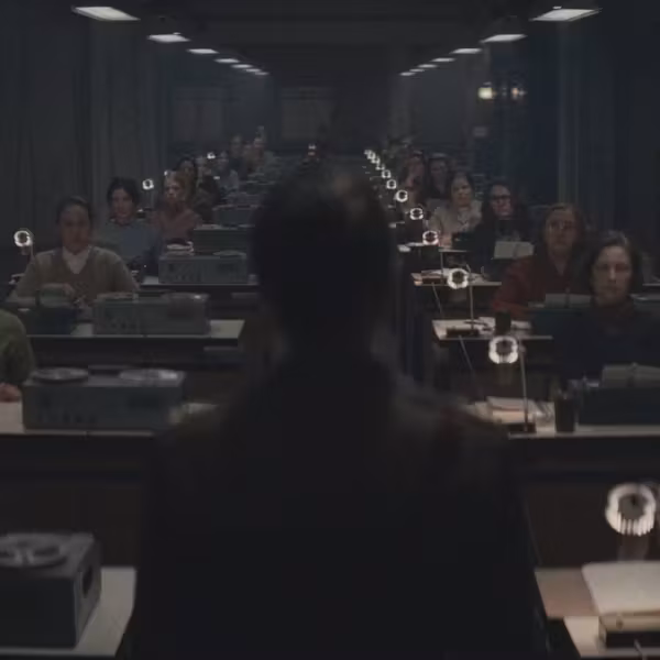 люди на конференции в зале Apple TV+ «Звёздный городок»