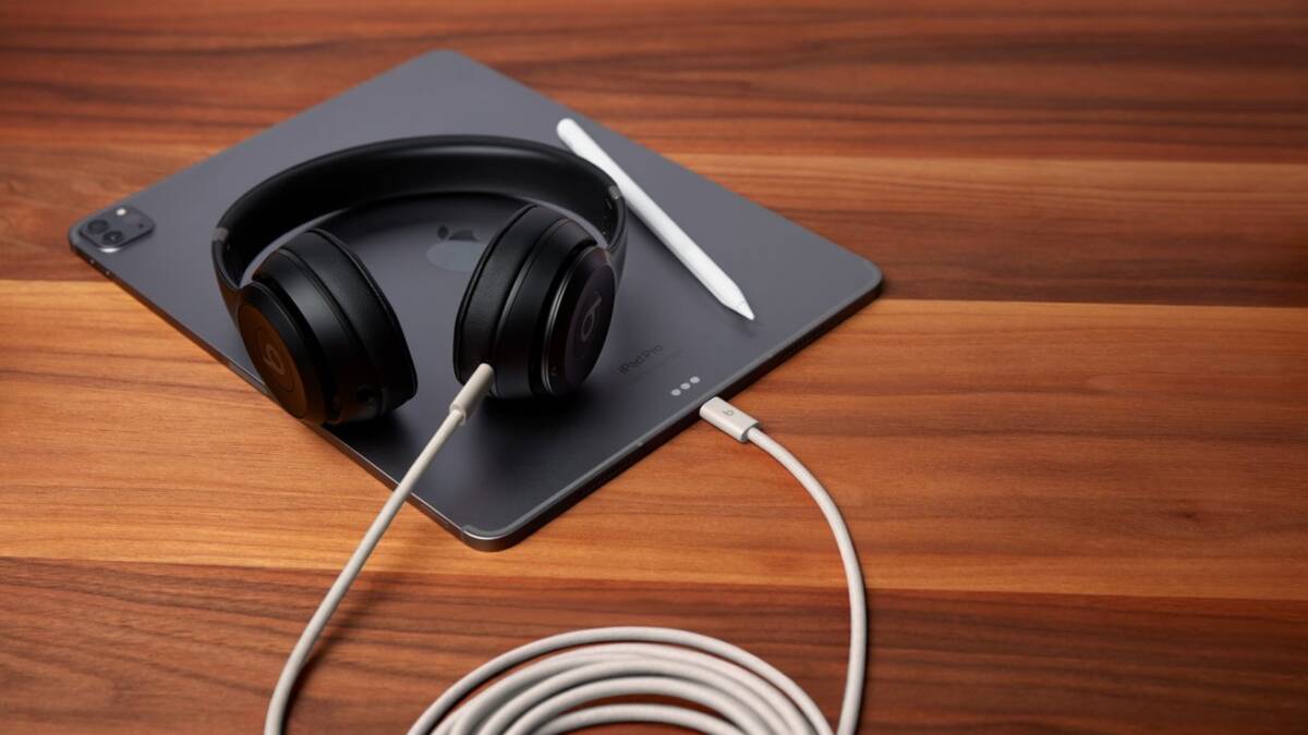 Наушники Beats Solo 4 на iPad Pro с кабелем