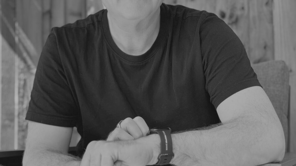 Человек в очках и черной рубашке использует устройство TatSign