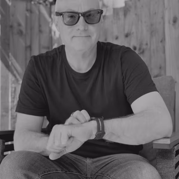 Человек в очках и черной рубашке использует устройство TatSign