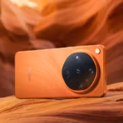 Камера Oppo Find X9 Ultra на деревянной поверхности