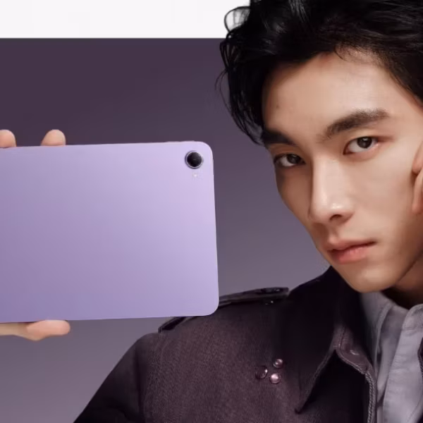 Мужчина держит планшет Redmi K Pad 2 фиолетового цвета