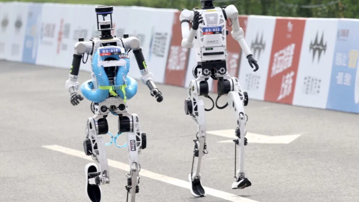 Роботы на соревнованиях в Пекине с названием Robot Ultra