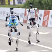 Роботы на соревнованиях в Пекине с названием Robot Ultra