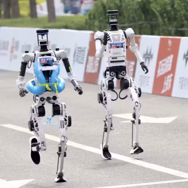 Роботы на соревнованиях в Пекине с названием Robot Ultra