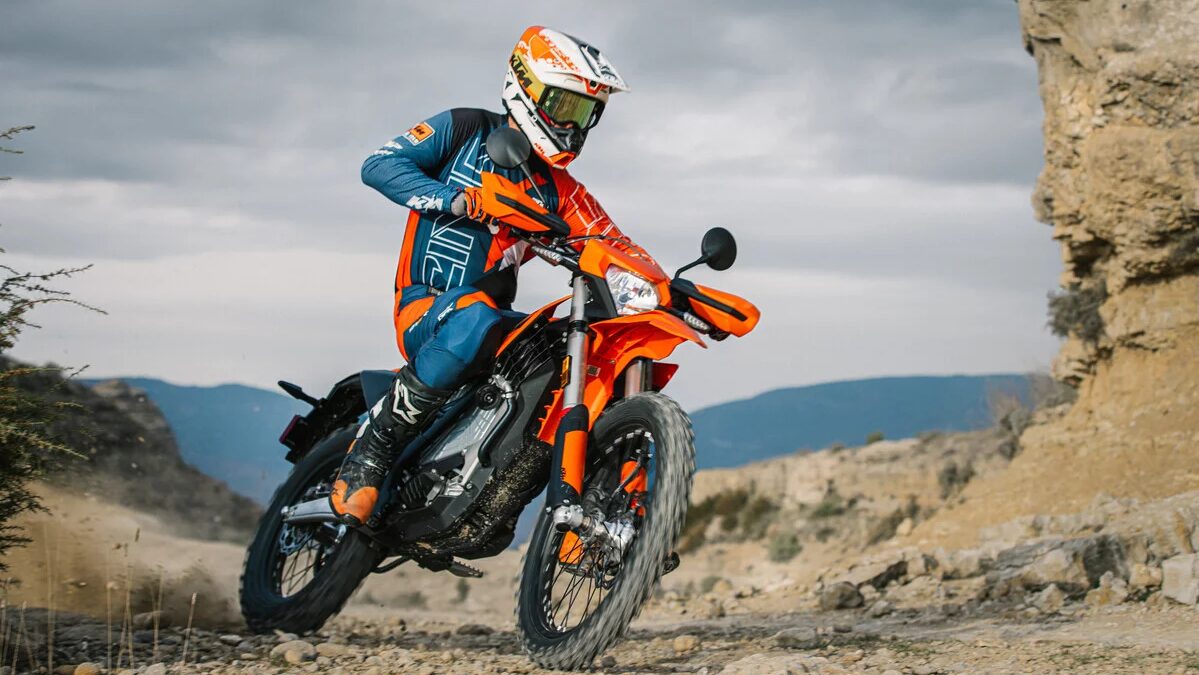 Электрический мотоцикл KTM Freeride E на бездорожье