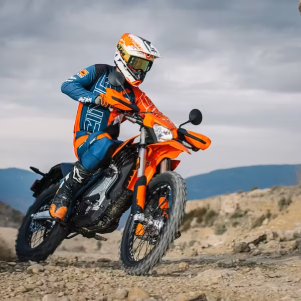 Электрический мотоцикл KTM Freeride E на бездорожье
