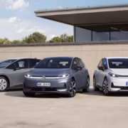 Три электромобиля Volkswagen ID.3 Neo на парковке