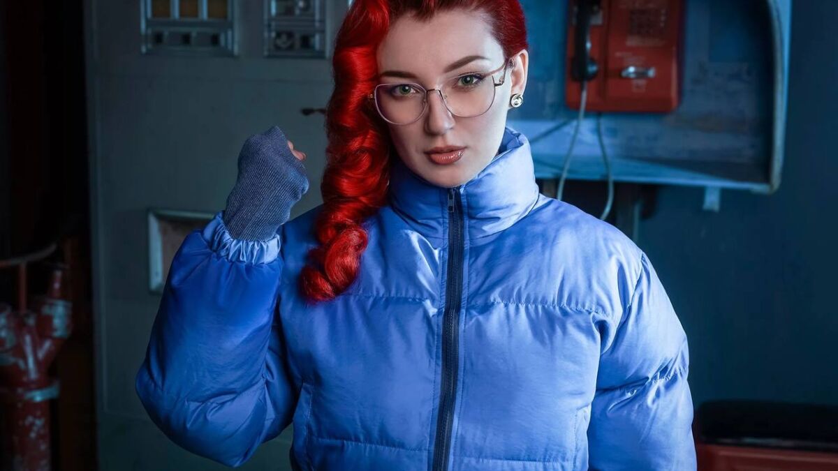 Косплей Анастасии Назаровой из Atomic Heart в голубой пуховике с красными волосами