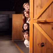 Пять человек высовываются из деревянной двери сериал Скуби-Ду