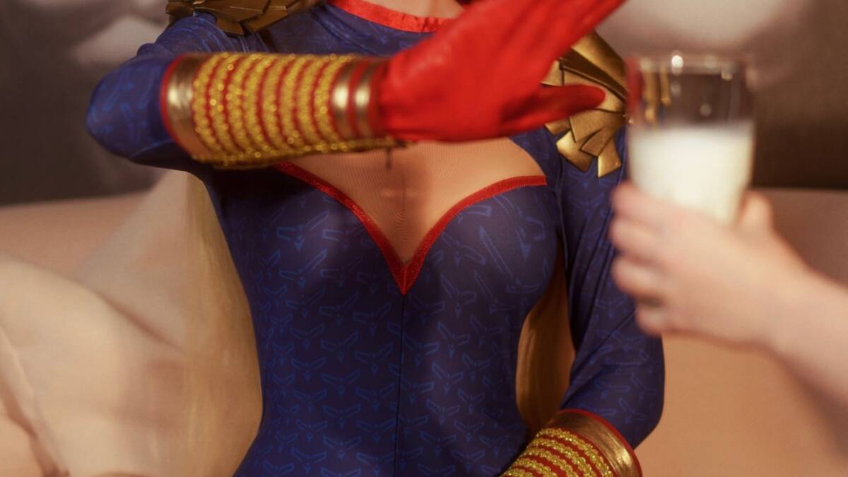 Косплей Хоумлендера из «Пацанов» от Fishy женская версия