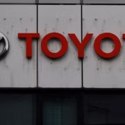 Знак Toyota и логотип на стене здания