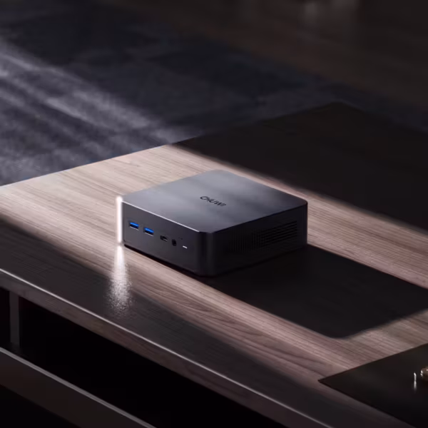 Мини-ПК Chuwi AuBox X на деревянном столе
