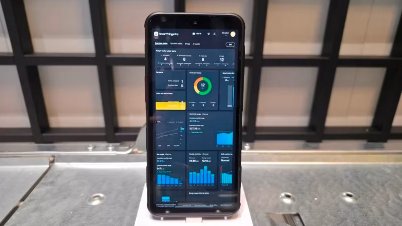 Телефон с обновлённым приложением SmartThings для Android