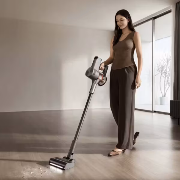 Женщина использует беспроводной пылесос Xiaomi G30 Max