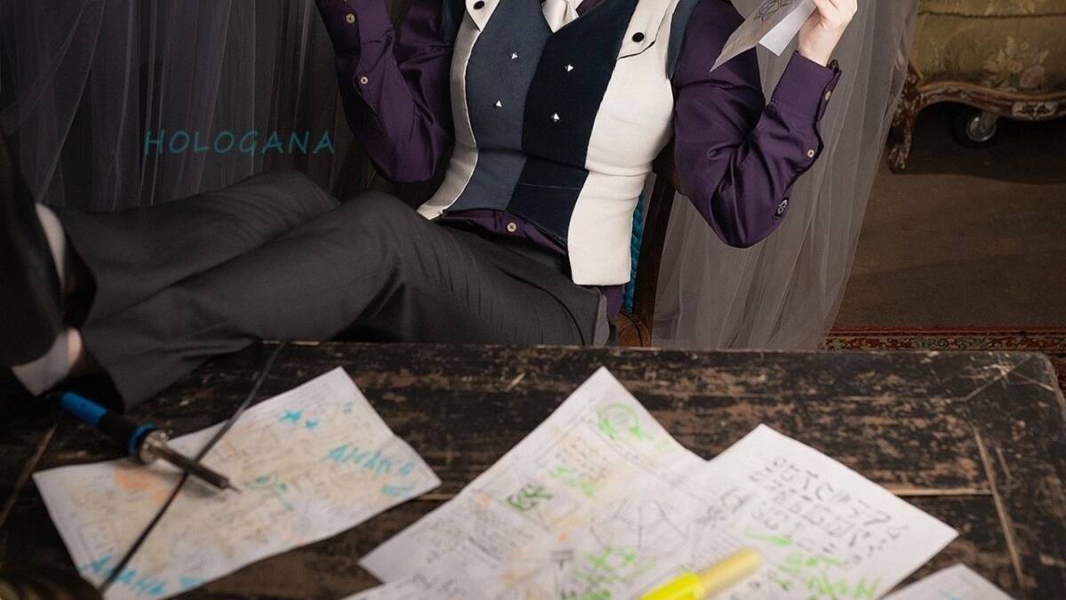 Джинкс в Пилтоверской Академии от hologana рисует бумагу