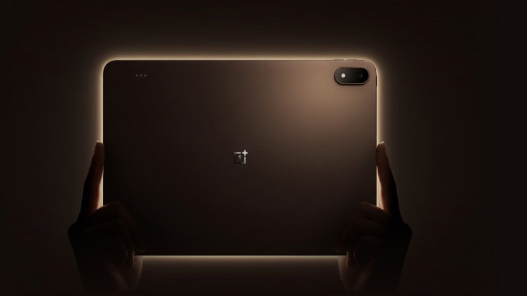 Планшет OnePlus Pad в темной комнате с подсветкой контуров