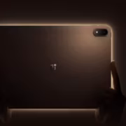 Планшет OnePlus Pad в темной комнате с подсветкой контуров