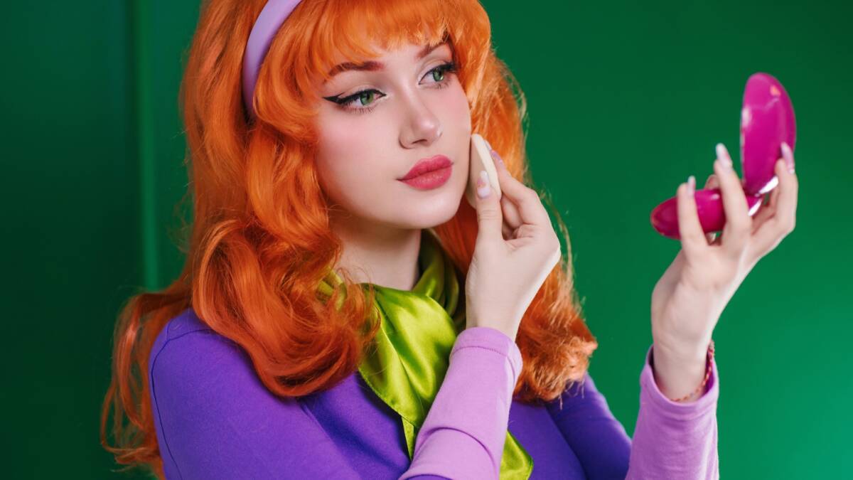 Дафна из «Скуби-Ду» в косплее Ulichan зеленый фон