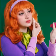 Дафна из «Скуби-Ду» в косплее Ulichan зеленый фон