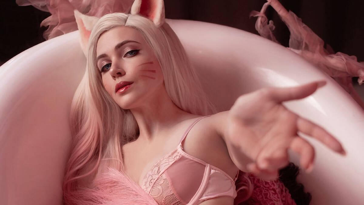 Лисица в розовом костюме косплей Ари League of Legends Lavin