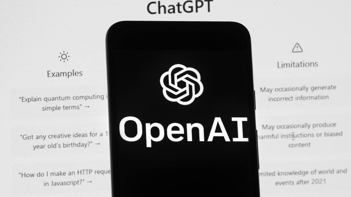 смартфон с логотипом OpenAI на экране презентации