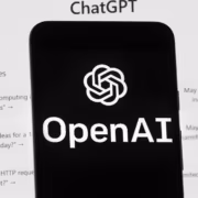 Смартфон с логотипом OpenAI на экране и белым текстом