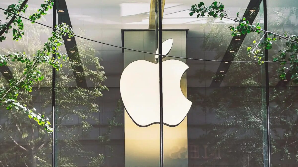 Логотип Apple и стеклянное здание