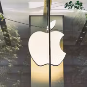 Логотип Apple и стеклянное здание