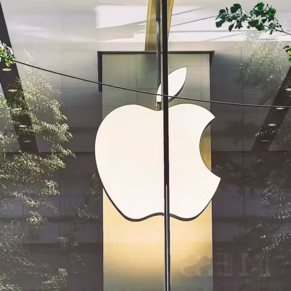 Логотип Apple и стеклянное здание