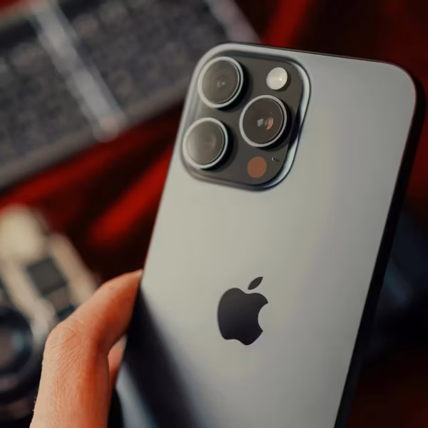 Задняя сторона iPhone 13 с камерами и логотипом