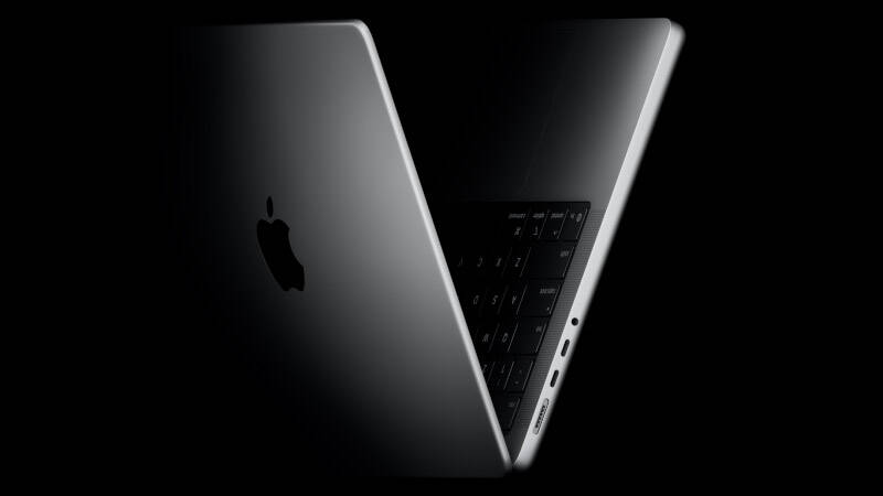 Чёрный ноутбук Apple MacBook Pro с включённым экраном