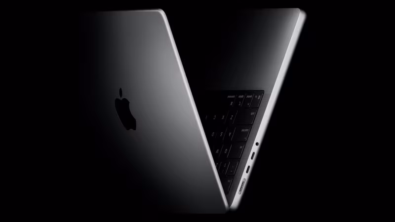 Чёрный ноутбук Apple MacBook Pro с включённым экраном