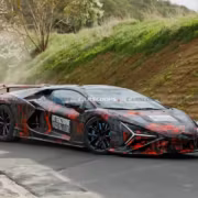 Ламборгини Revuelto SV на тестах с черным камуфляжным покрытием