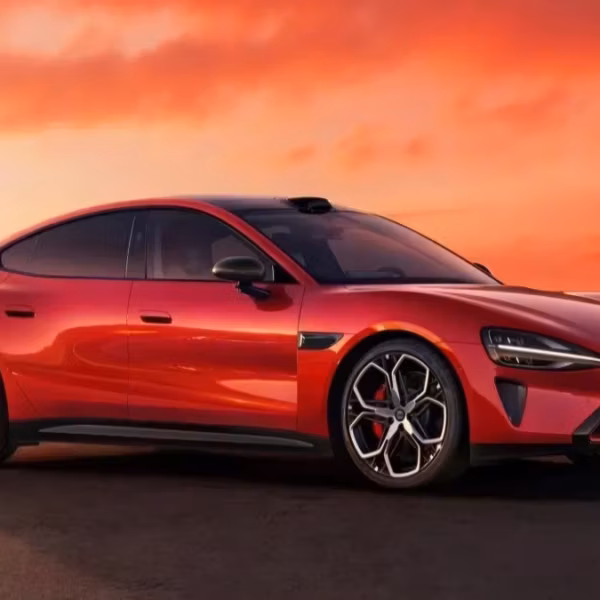 красный электромобиль Xiaomi SU7 на дороге