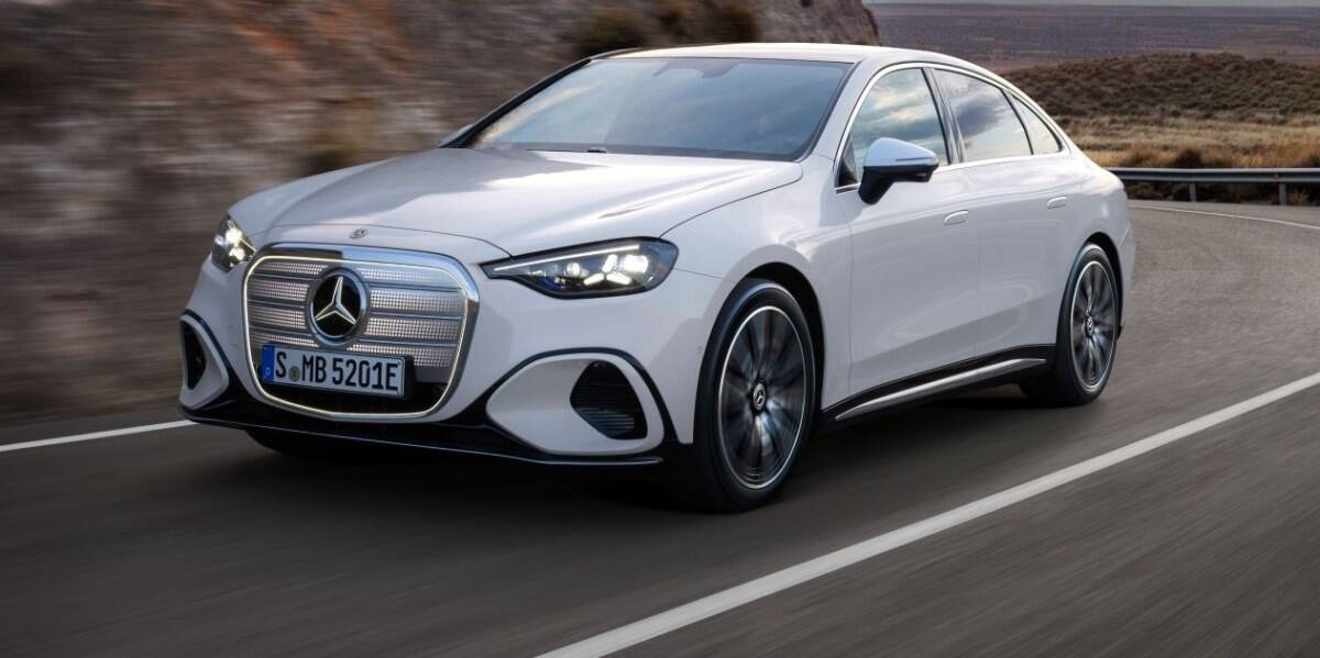 Новый электрический Mercedes C-Class едет по дороге