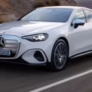 Новый электрический Mercedes C-Class едет по дороге