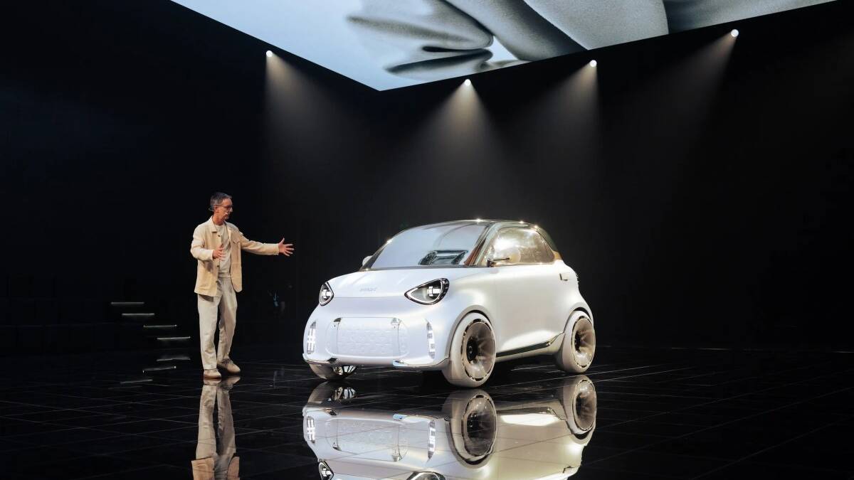 Концепт Smart #2 компактный электромобиль на сцене