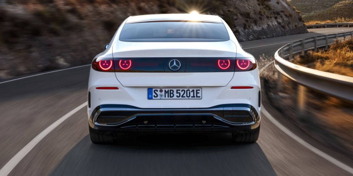 Электрический Mercedes C-Class едет по дороге