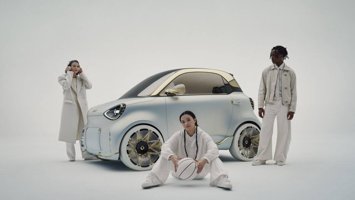 Smart Concept 2 компактный электрокар в студии с людьми