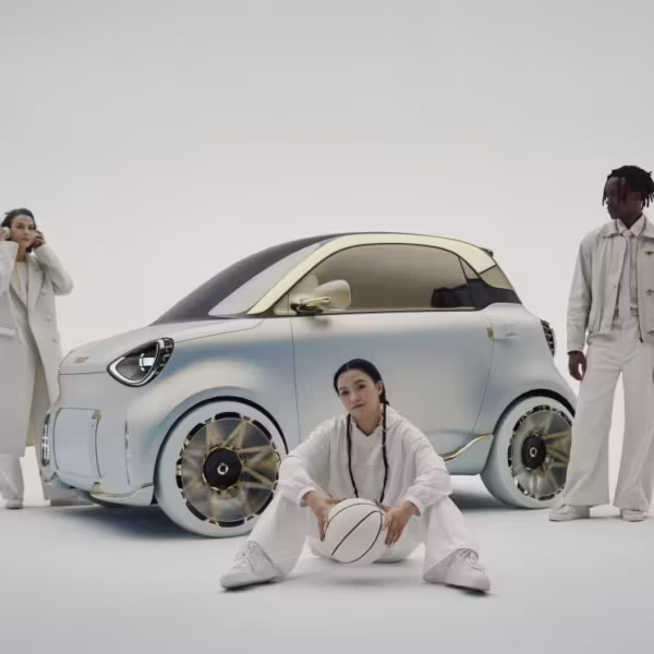 Smart Concept 2 компактный электрокар в студии с людьми