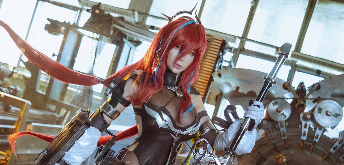 Косплей Эмбер из Arknights Endfield в доспехах и с оружием