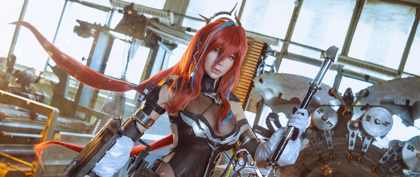 Косплей Эмбер из Arknights Endfield в доспехах и с оружием