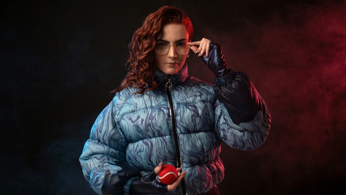 Косплей Анастасии Назаровой из Atomic Heart от RossoFiore девушка в зимней куртке и очках с красной и синей подсветкой