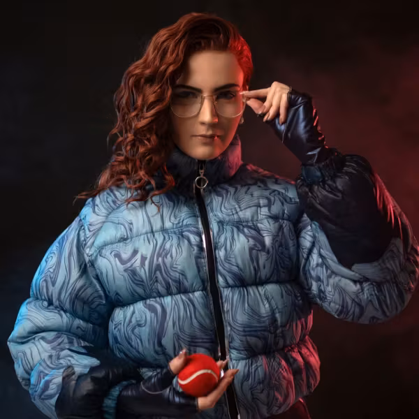 Косплей Анастасии Назаровой из Atomic Heart от RossoFiore девушка в зимней куртке и очках с красной и синей подсветкой